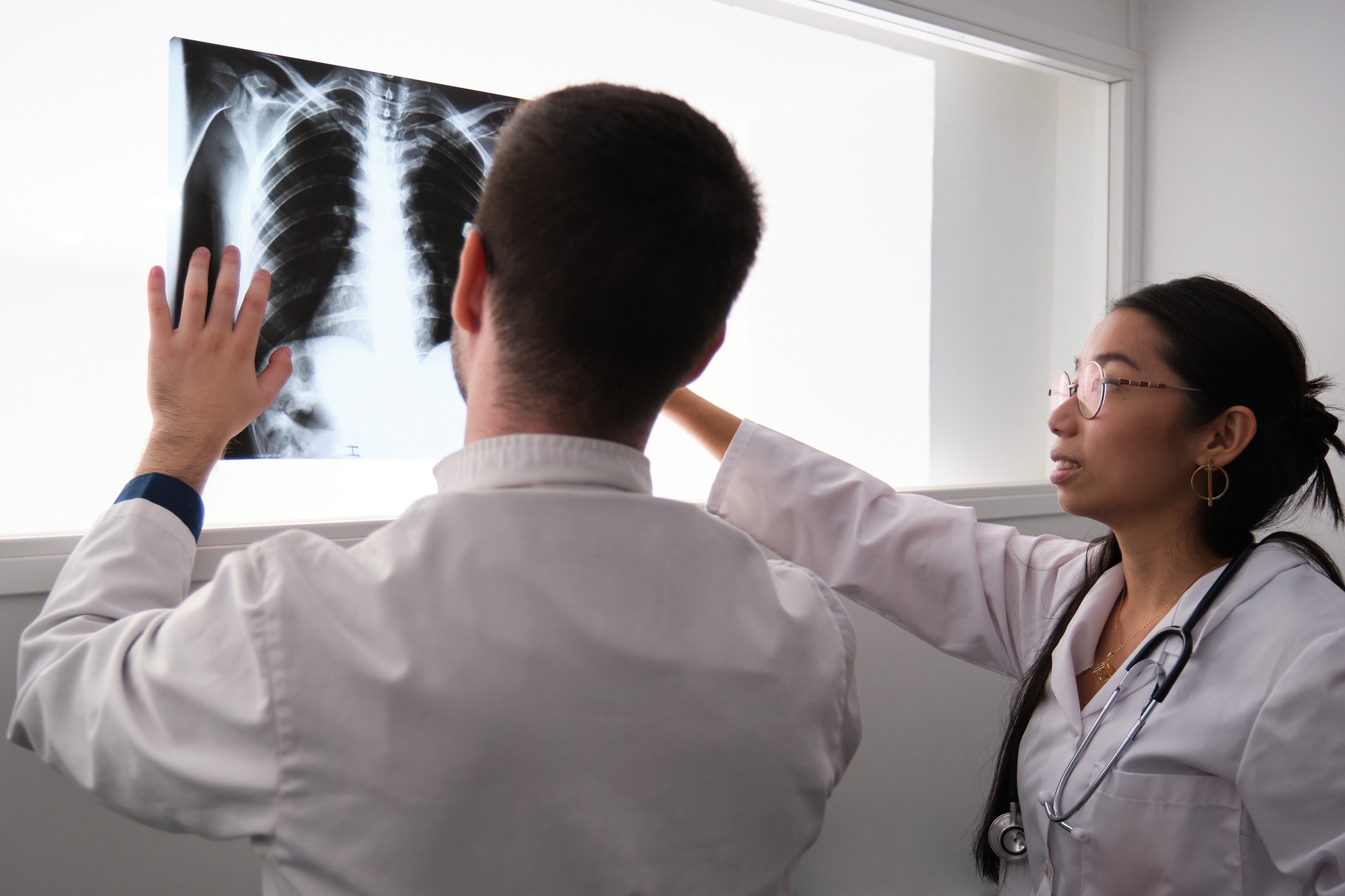 Two doctors interpreting a ribs x-ray image.